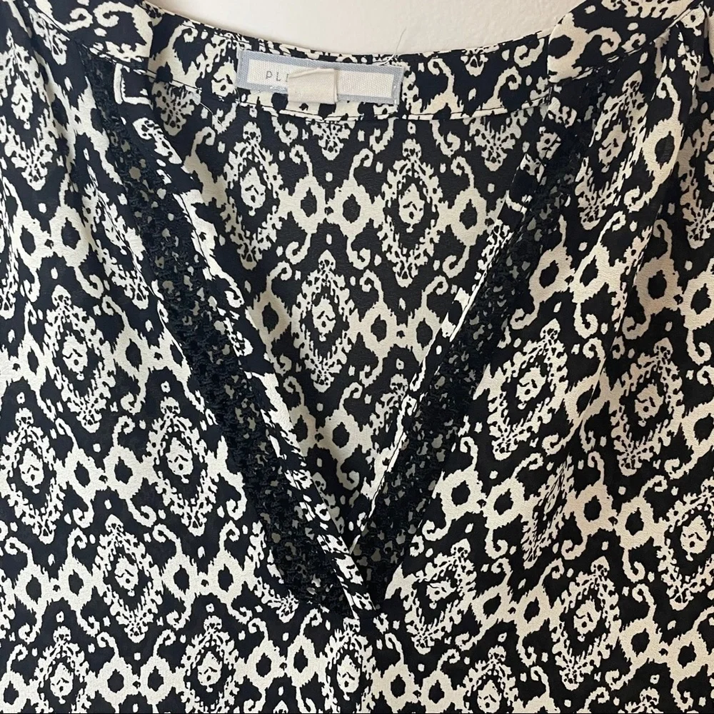 Pleione by Anthro Black and White Top Size Medium - Picture 2 of 4